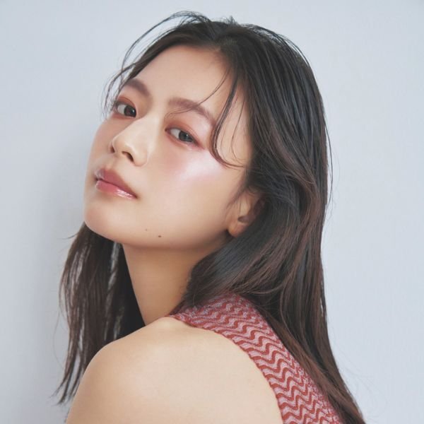 自然なツヤが出るRMKの透けツヤパープルチークで愛されフェースに♡