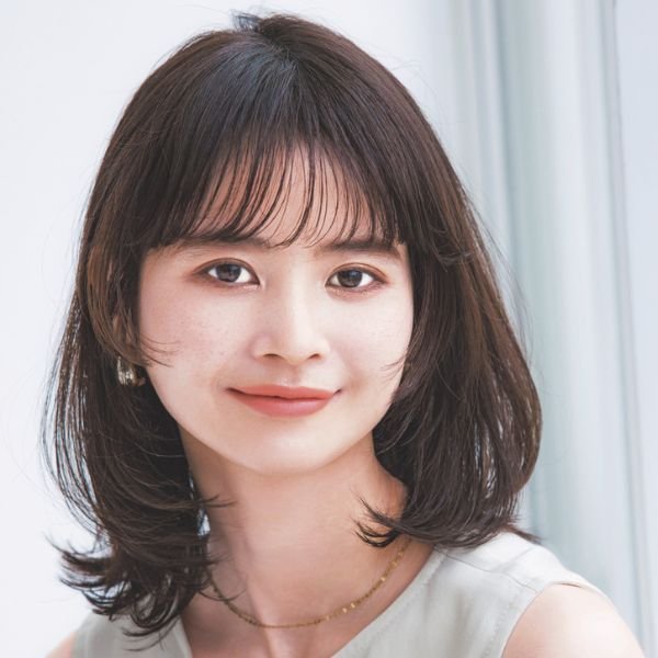 首元が涼やかなレイヤー入りのミディレングスでこなれ感をプラス！【涼しげ美人ヘアカタログ】