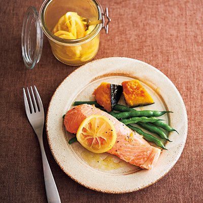 暑くてもさっぱり食べられる簡単レシピ「フレッシュレモン塩オイルのスチームサーモン」