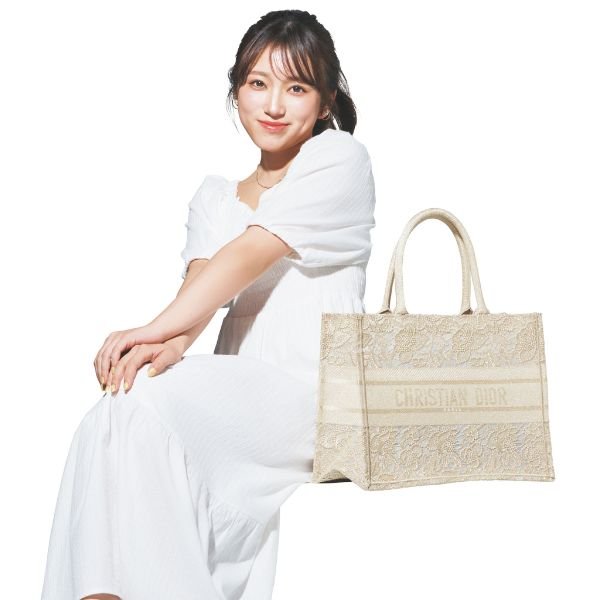 ミニマム派だけど絶対焼けない！ 矢吹奈子さんのかばんの中身を大公開！