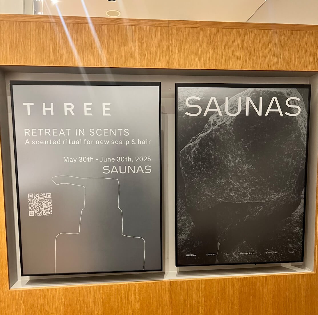 SAUNAS とTHREEの看板