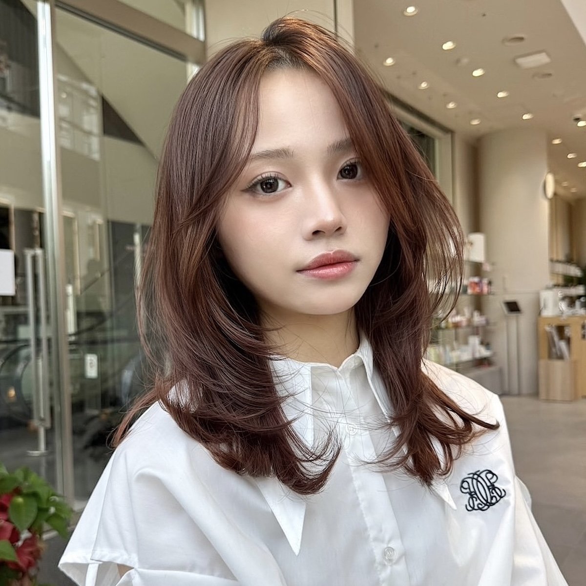 大人かわいく顔型解消！たっぷりレイヤーのくびれミディ｜最旬ヘアカタログ
