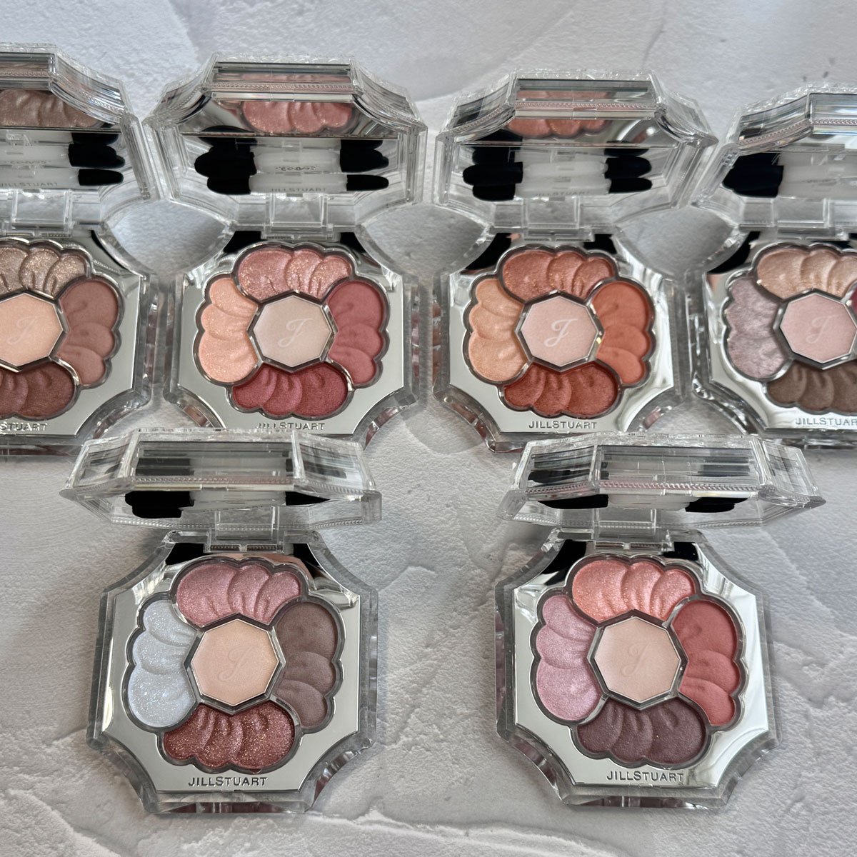 ジルスチュアート ビューティ「ドレスドブルーム アイズ」全6種