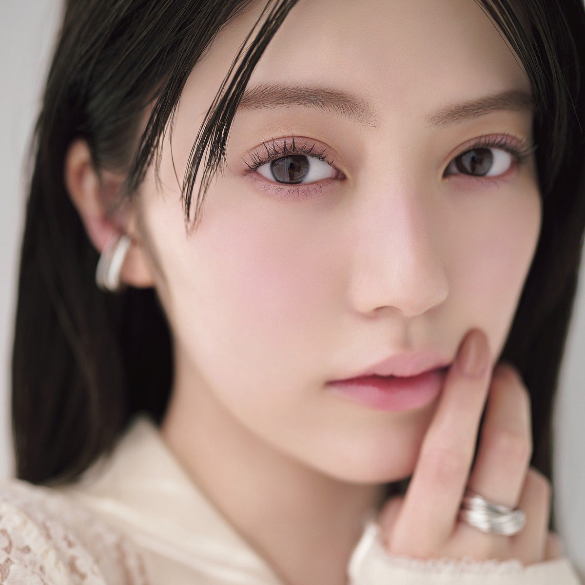 『美的』美容賢者が選ぶ2025年間ベストコスメ【クッションファンデーション編】ツヤタイプがトップ3を独占！