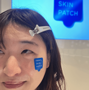 ファンケル　スキンパッチを頰に貼る