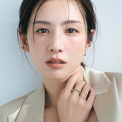 やうやう白くなりゆく春、大人肌は軽やか“カムフラ”ベースで光り輝く｜美的GRAND