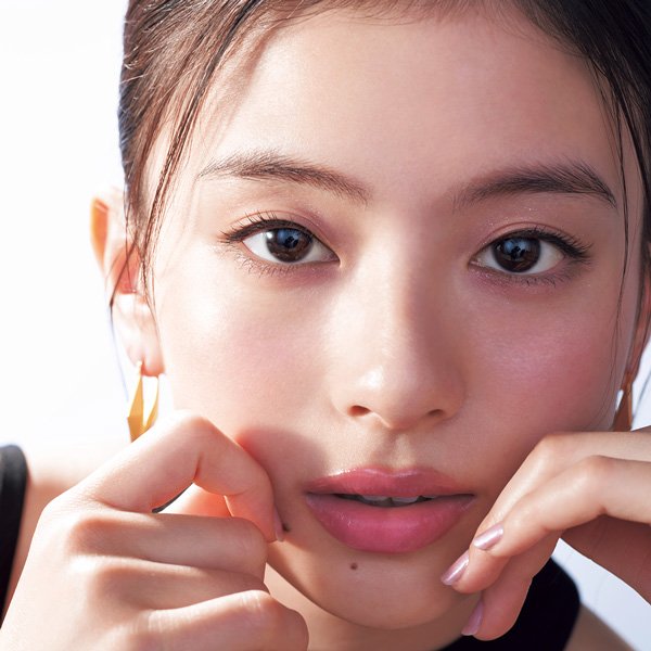 出口夏希さん「仕事も美容も自然体のまま楽しめる自分であり続けたい」｜『美的』8月号表紙インタビュー
