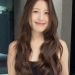 フォワード巻きで小顔見せ！ラフ感で魅せる夏のロングレイヤー｜最旬ヘアカタログ