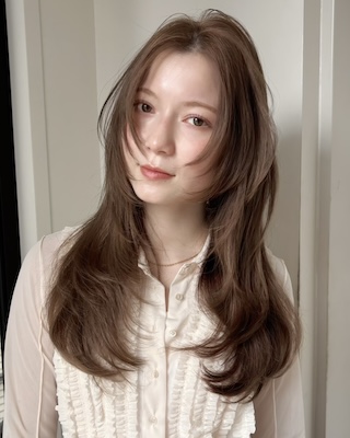 ワンカールでおしゃれに決まる！ハイレイヤー＆ハイカラーの軽やかロング｜最旬ヘアカタログ