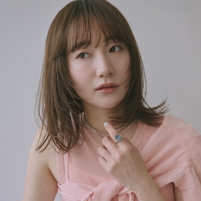 軽さと柔らかがほしいなら！ラフ感がかわいい外ハネミディ｜最旬ヘアカタログ