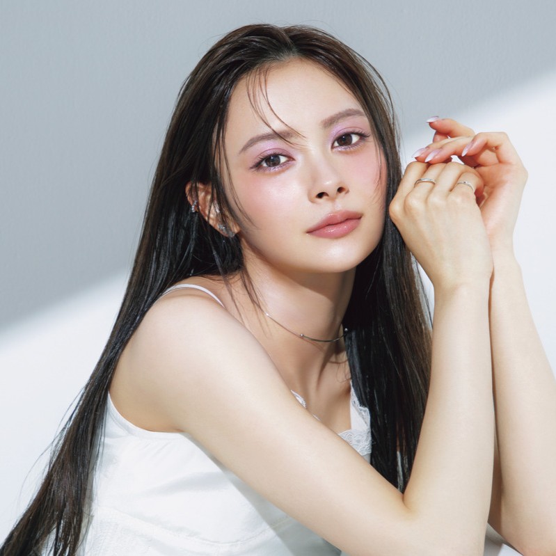 AKB48 伊藤百花さんが「ジルスチュアート」の愛されリップ美容液でぷるんと唇に♡｜『美的』9月号特別付録