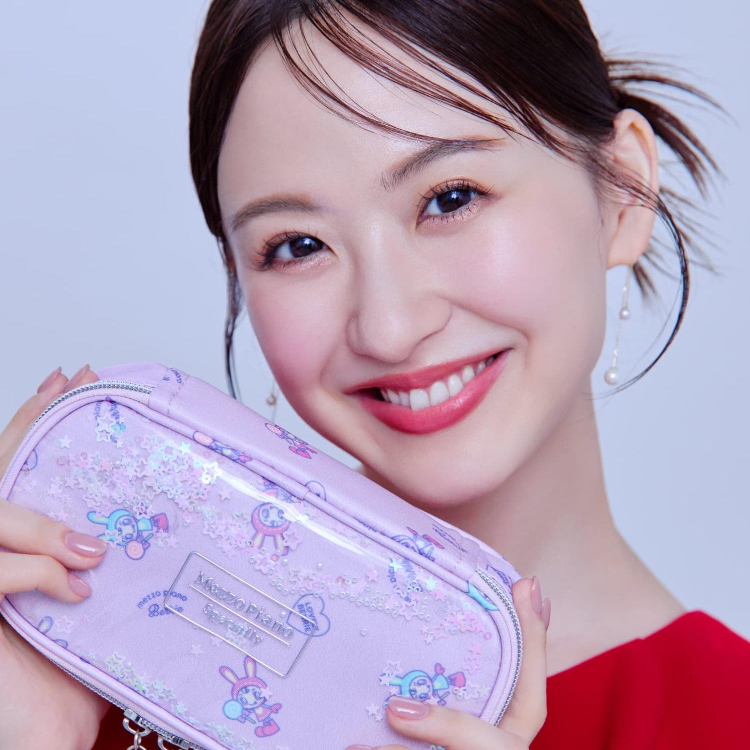 元宝塚トップ娘役・星風まどかの〈バッグの中身〉を大公開！リアル一軍コスメから“mezzo piano愛”まで全部見せ【後編】