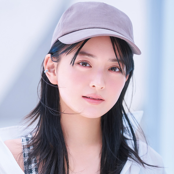 【水着メイク】きらめくラメ感で夏にぴったりの大人メロメイク｜夏デートメイクをH＆M 河北裕介さんが提案