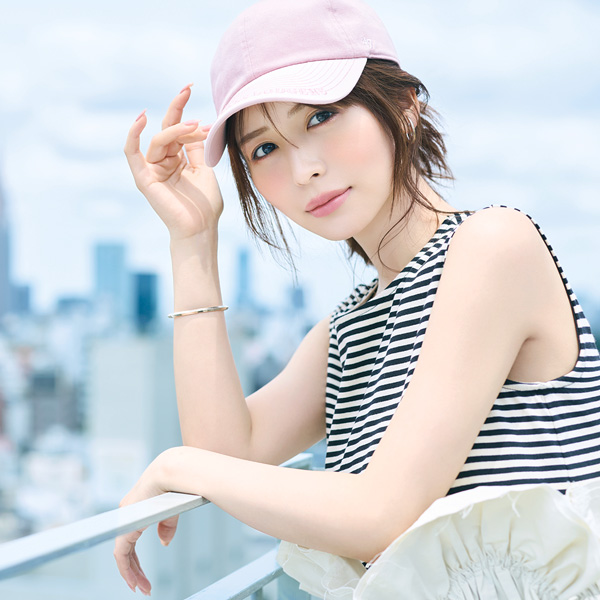長濱ねるさんがトライ！ キャップが似合う、大人カジュアルスタイルのおすすめメイク｜H＆M林 由香里さんが提案