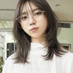 たっぷりレイヤーで夏のラフ感ヘアに！赤み消しカラーの大人ミディ｜最旬ヘアカタログ