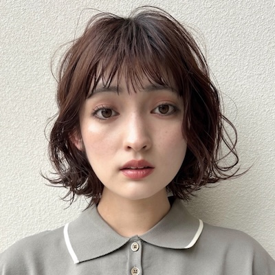 パーマで柔らか印象にイメチェン！簡単セットの抜け感ボブ｜最旬ヘアカタログ
