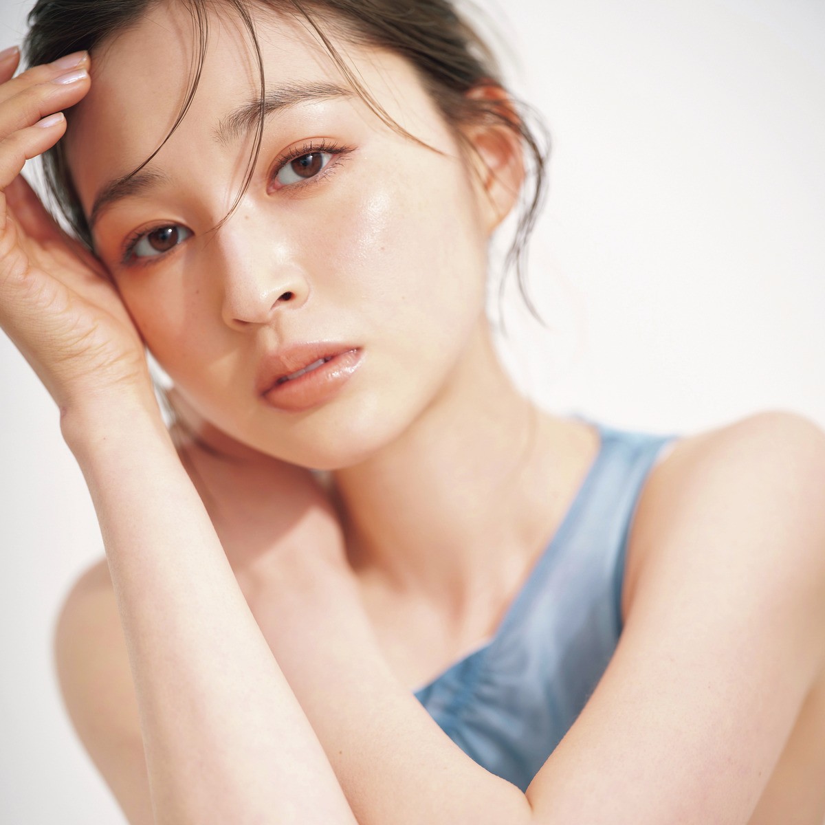 『美的』25周年アンバサダー・上西星来さんの夏のレスキューポーチの中身を拝見！