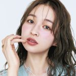 夏デートにぴったり♡ お直しするたびキレイになれる薄フォギー肌の作り方｜H&M 石川ユウキさんが提案