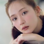 畑 芽育さんが『美的』10月号で最旬「深色リップ」メイクを披露♡ あふれる透明感でひと足先に秋をお届け！