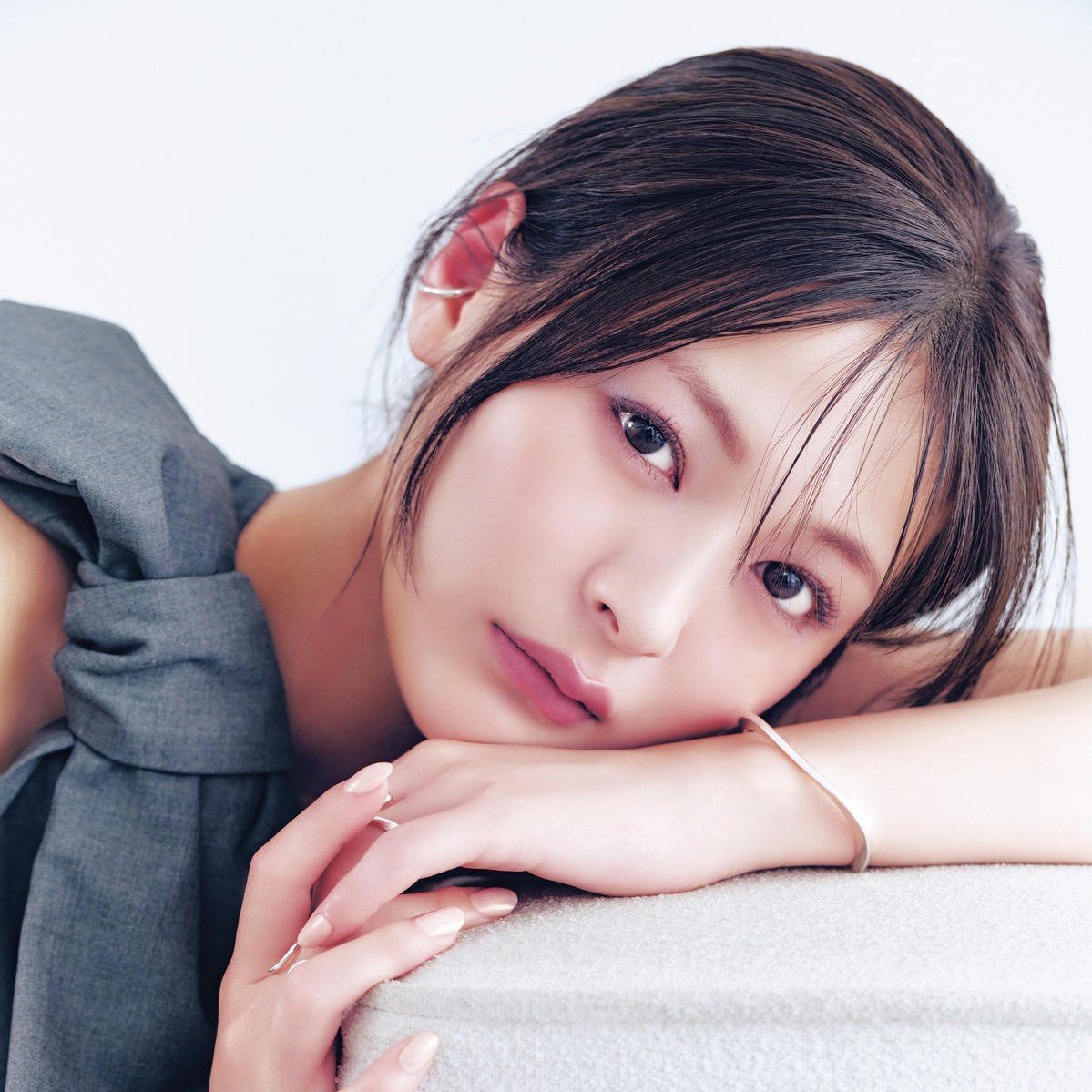 2026年秋冬新色で作る「大人透明感メイク」をH&M 加勢 翼さんが提案♡ 使用アイテムは？