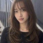抜け感バングで柔らか見せ！ふんわりニュアンスで大人印象なレイヤーロング｜最旬ヘアカタログ