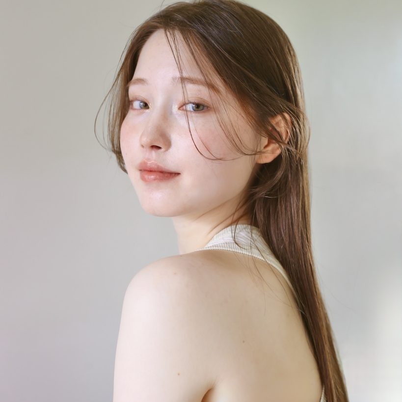 産毛ニュアンスで抜け感をプラス！シースルーバングのまとまるロング｜最旬ヘアカタログ