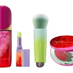 【SHISEIDO×クリスマスコフレ2026】ドレスデザイナーTOMO KOIZUMIとコラボした限定デザインが登場
