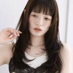 カール仕上げもストレートも自在に！ぷつっとバング＆ナチュラル印象のレイヤーセミロング｜最旬ヘアカタログ