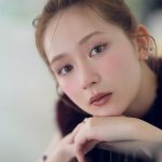 畑 芽育さん出演｜秋のデートメイクはコスメデコルテのツヤモーヴピンクリップでクールな表情を♡