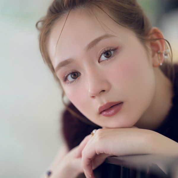 畑 芽育さん出演｜秋のデートメイクはコスメデコルテのツヤモーヴピンクリップでクールな表情を♡
