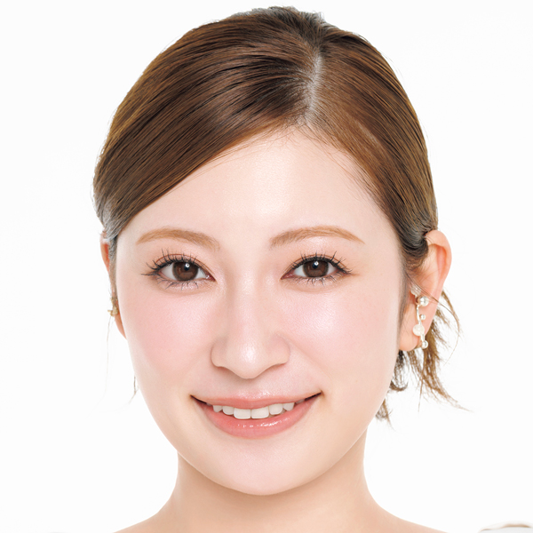 アカリン監修の「絶対メイク上達」の神ハイライトブラシで美人度アップのツヤ肌メイクにトライ♡