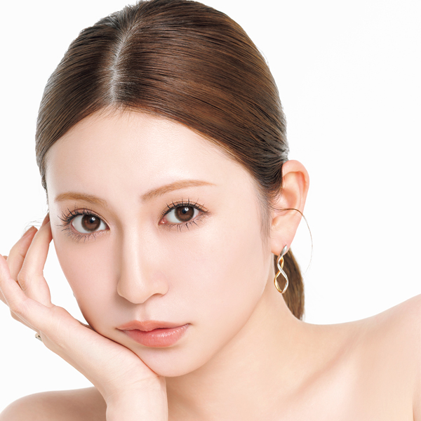 くまカバーや唇のボリュームアップもこれ1本でOK♡ アカリン監修の神ハイライトブラシでお悩み解消！