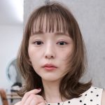 透明感カラーで美髪に！ぱつっとバング×輪郭カバーのレイヤーミディ｜最旬ヘアカタログ