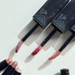 【ケイト×クリスマスコフレ2026】発売日は？｜落ちにくいスティックアイシャドウ&リップモンスターホリデー限定カラーをスウォッチ！