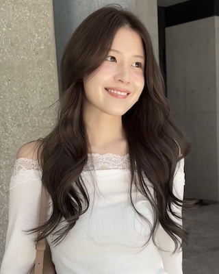 ゆるふわ大きめカールで韓国風に！上品見せのロングレイヤー｜最旬ヘアカタログ