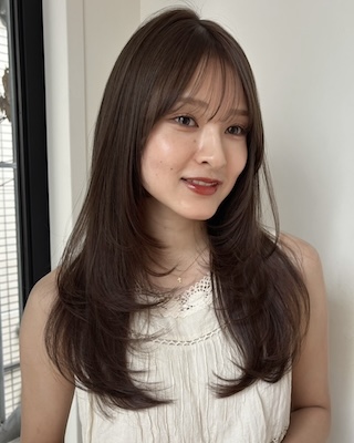 巻かなくても動く！柔らか見せの大人ナチュラルなロングレイヤー｜最旬ヘアカタログ