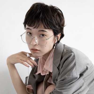 秋のおしゃれを楽しむなら！顔まわりニュアンスの女っぽショート｜最旬ヘアカタログ