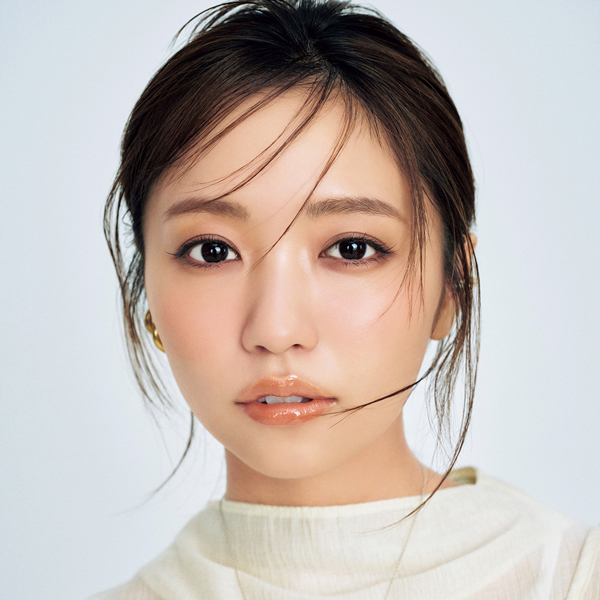 大原優乃さん×ヘアメイクpaku☆chanさんの「品格ベージュ」メイク｜透けベージュのワントーンメイクのポイントは？