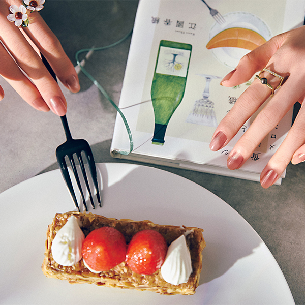 秋にTRYしたい大人っぽブラウンネイル♡三宅香帆さんセレクトの“食の本”3選も紹介