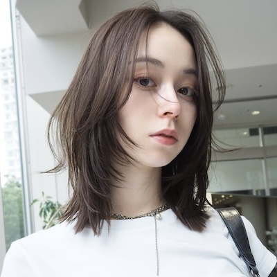 伸ばしながらおしゃれを楽しむなら！重軽MIXの旬見せミディアムレイヤー｜最旬ヘアカタログ