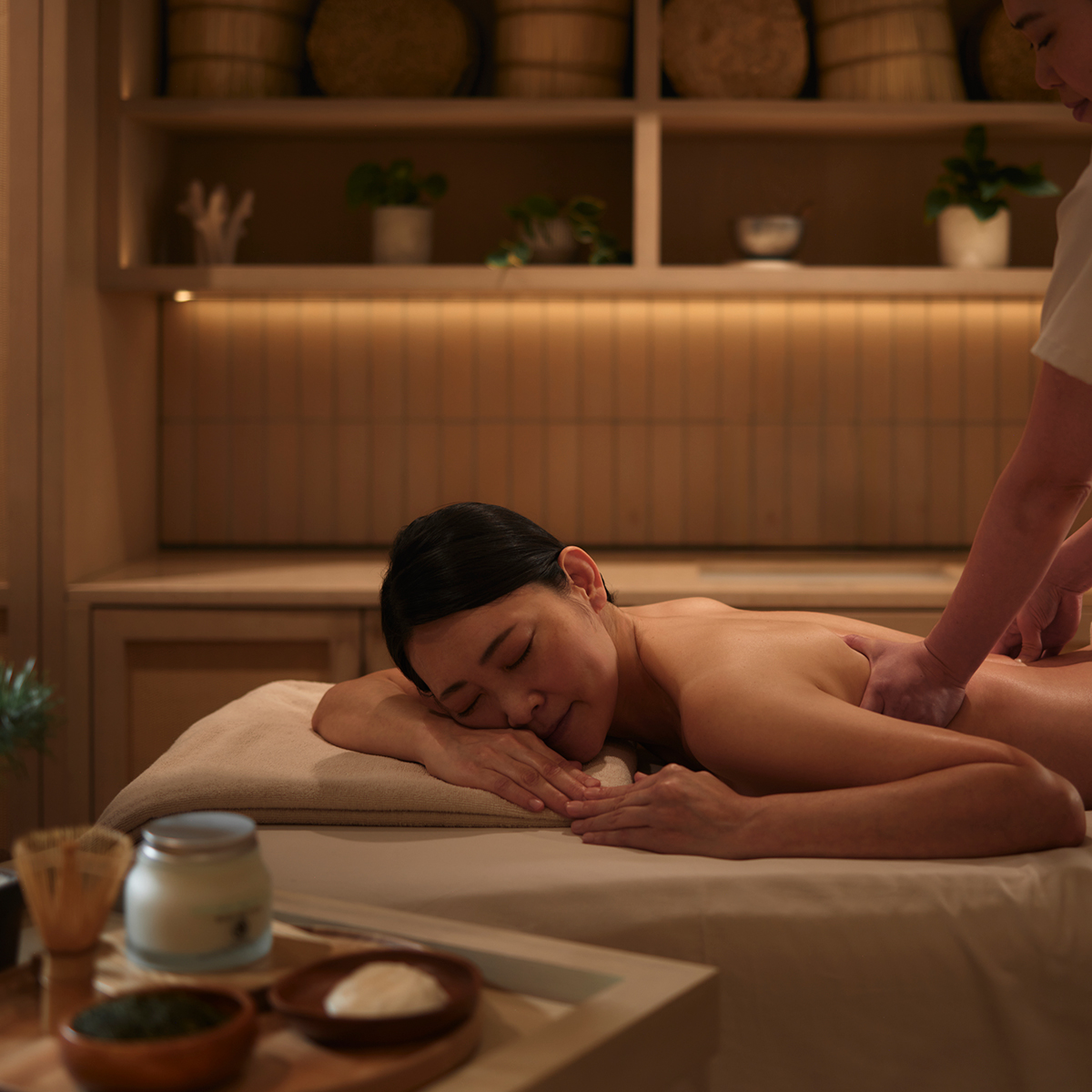 緑茶の香りとリズミカルな手技に身を委ねて。1 Hotel Tokyo「KOTOSHINAリチュアル」で心と体を解きほぐす