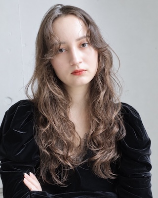 クセ毛を生かしてこなれ感UP！ゆるふわカールの抜け感秋っぽロング｜最旬ヘアカタログ