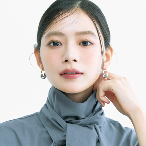 注目H＆M・小澤 桜さん発『ニュアンス束感眉』メイクで透明感×洗練度アップ♡